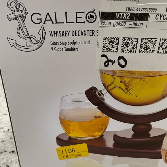 Galleon whiskey decanter globe set with etched whiskey glasses - Picture 8 of 9